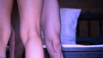 La madrastra y el mejor amigo se rozaron en el pasillo