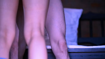 La madrastra y el mejor amigo se rozaron en el pasillo