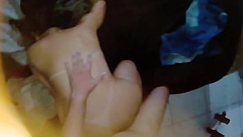 Loira brasileira com cintura fina e bunda gigante leva tudo de quatro no escuro pov amador anal sem camisinha