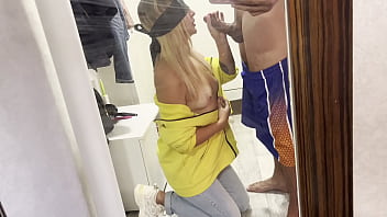 The female courier apologized for the long delivery and gave a blowjob