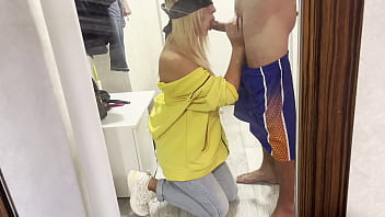 The female courier apologized for the long delivery and gave a blowjob