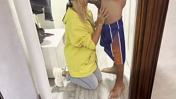 The female courier apologized for the long delivery and gave a blowjob