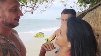 Encontrei dois gatos na praia e dei pra eles ali mesmo