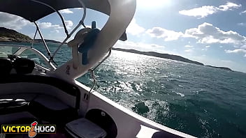 Fazendo sexo na lancha em alto mar