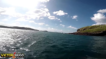 Fazendo sexo na lancha em alto mar