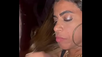 Esposa chupando vários pau na cabine do carícias