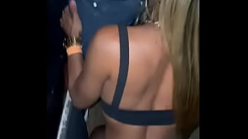 Esposa chupando vários pau na cabine do carícias