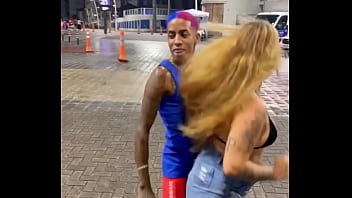 Grupo de amigos sai pra divertir e acabam fudendo no pelo no meio da rua