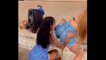 Grupo de amigos sai pra divertir e acabam fudendo no pelo no meio da rua