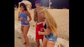 Grupo de amigos sai pra divertir e acabam fudendo no pelo no meio da rua