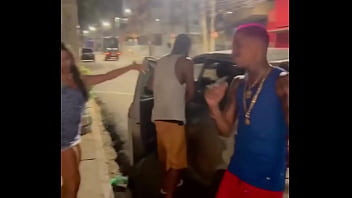Grupo de amigos sai pra divertir e acabam fudendo no pelo no meio da rua