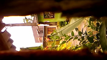 Camara oculta capta el culo de una mujer con su novio