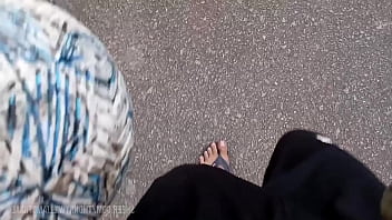 Pov adoração por pés jogando descalço