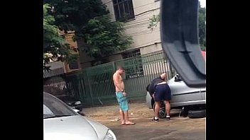 Loiro De Pau Duro Durante O Dia Em Niterói thumbnail