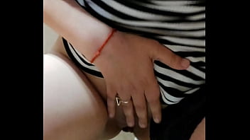 Je t'emmene avec moi au toilettes pour un gros pipi le plug dans