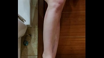 Je t'emmene avec moi au toilettes pour un gros pipi le plug dans