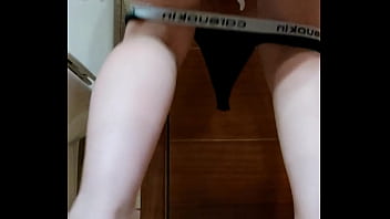 Je t'emmene avec moi au toilettes pour un gros pipi le plug dans