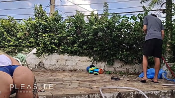 Virgem toca punheta na frente da milf ao ar livre fazendo ela sentir prazer