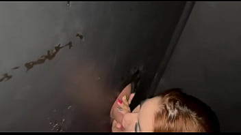 Quatro safadas casadas chupando paus de desconhecidos no gloryhole