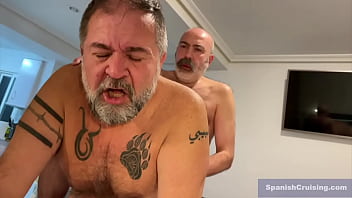 Machos Maduros Follando A Pelo thumbnail