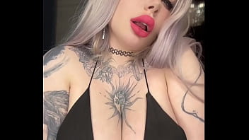 Gamer Girl Didn't Turn Off Her Stream And Fucked Herself Hard Right In Front Of The Camera During The Stream thumbnail