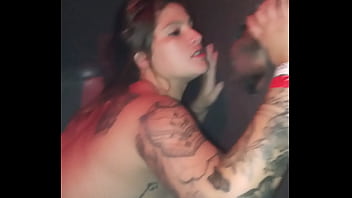 Ruiva novinha leva gozada na cara de dois coroas no gloryrole na casa de swing