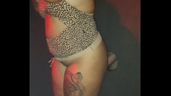 Ruiva novinha leva gozada na cara de dois coroas no gloryrole na casa de swing