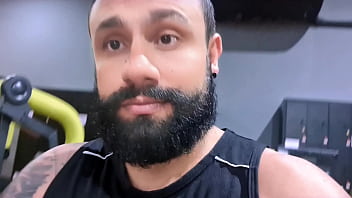 Casal foi malhar e personal pediu a calcinha da esposa suadinha do treino