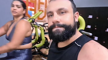 Casal foi malhar e personal pediu a calcinha da esposa suadinha do treino