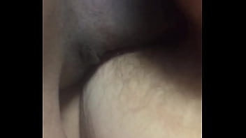 Comendo um cuzinho de lado bem apertado