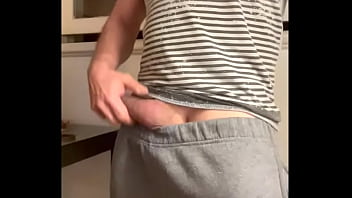 Brincando com o pauzão mole