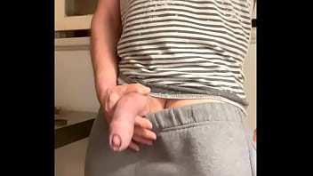 Brincando com o pauzão mole