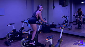 Latina's gym warm up leads to intense creampie