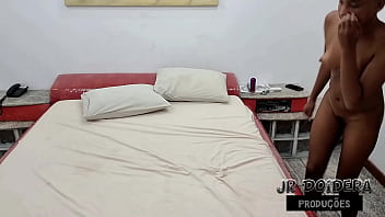 Bastidores da novinha ninfomaniaca rebeca olew ganhando muita pica e leite na putaria com os amigos no motel