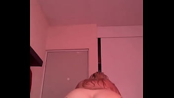 El vecino sigue y sigue parado frente a mi ventana y no deja de verme sus momentos favoritos es cuando estoy desnuda des