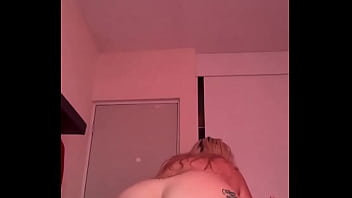 El vecino sigue y sigue parado frente a mi ventana y no deja de verme sus momentos favoritos es cuando estoy desnuda des