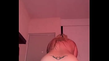 El vecino sigue y sigue parado frente a mi ventana y no deja de verme sus momentos favoritos es cuando estoy desnuda des