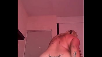 El vecino sigue y sigue parado frente a mi ventana y no deja de verme sus momentos favoritos es cuando estoy desnuda des