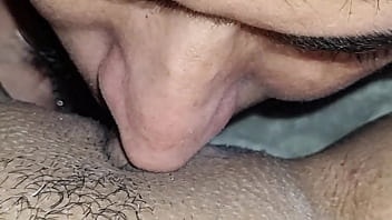 Adoro chupar essa buceta gg greluda dessa milf