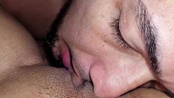 Adoro chupar essa buceta gg greluda dessa milf