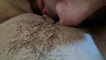 Adoro chupar essa buceta gg greluda dessa milf