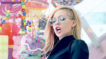 Sexiest Music Video From Avril Lavigne thumbnail