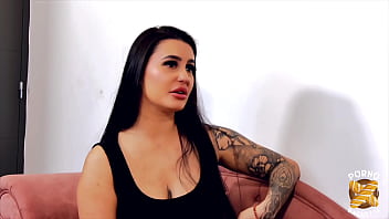 Joy somptueuse brune raffole de bites et de chattes