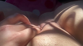 Gemidos reales mientras me masajeo la vagina húmeda al sol pov