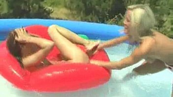 Pussyplayonapoolraft