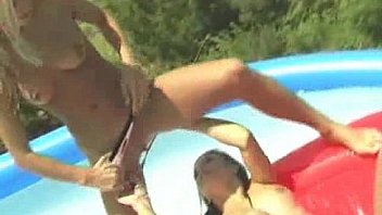 Pussyplayonapoolraft