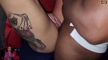 Safada casada fode com 2 amigos negros do marido na lounge do corno