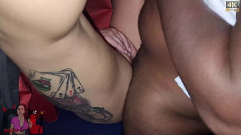 Safada casada fode com 2 amigos negros do marido na lounge do corno