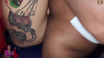 Safada casada fode com 2 amigos negros do marido na lounge do corno