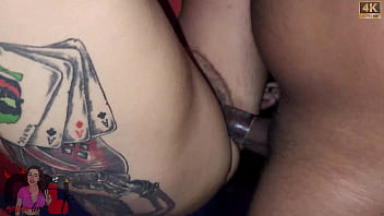 Safada casada fode com 2 amigos negros do marido na lounge do corno